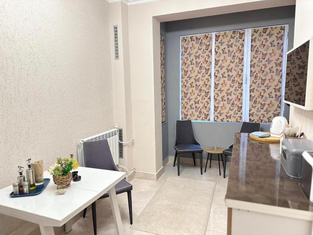 Centre Stylish With Private Backyard Apartment *