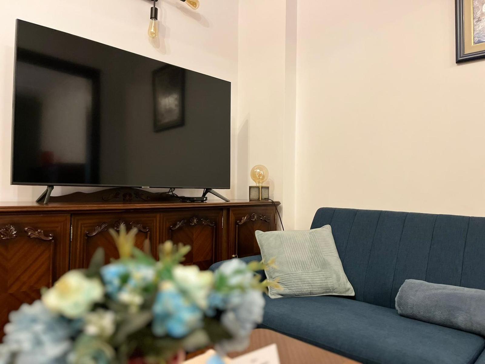 Centre Stylish With Private Backyard Apartment *
