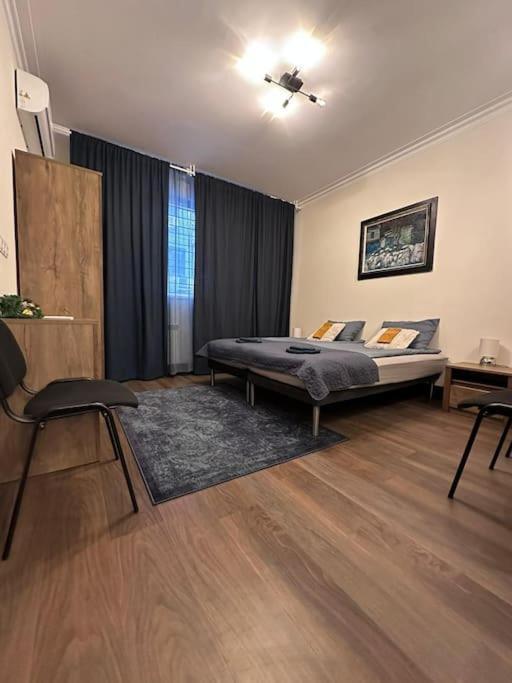 Apartment Centre Stylish With Private Backyard *